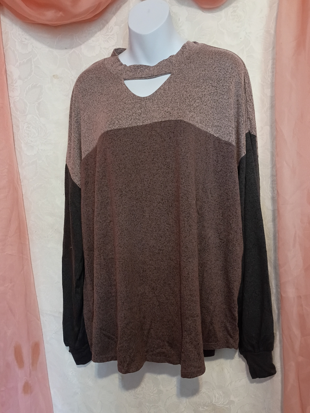 Maurices Ladies Colorblock Cutout Pullover  Sz 2x
